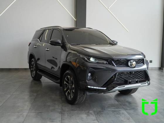 TOYOTA HILUX SW4 2.8 D-4D TURBO DIESEL SRX PLATINUM 7L 4X4 AUTOMÁTICO